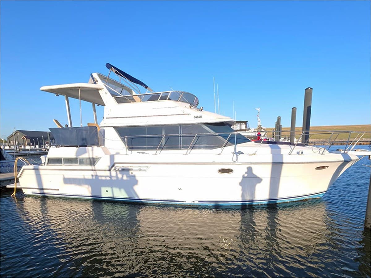 43' CARVER 1995 430 COCKPIT MOTOR YACHT — 1995 · 43.08' · 1 Cabin · Pre-Owned