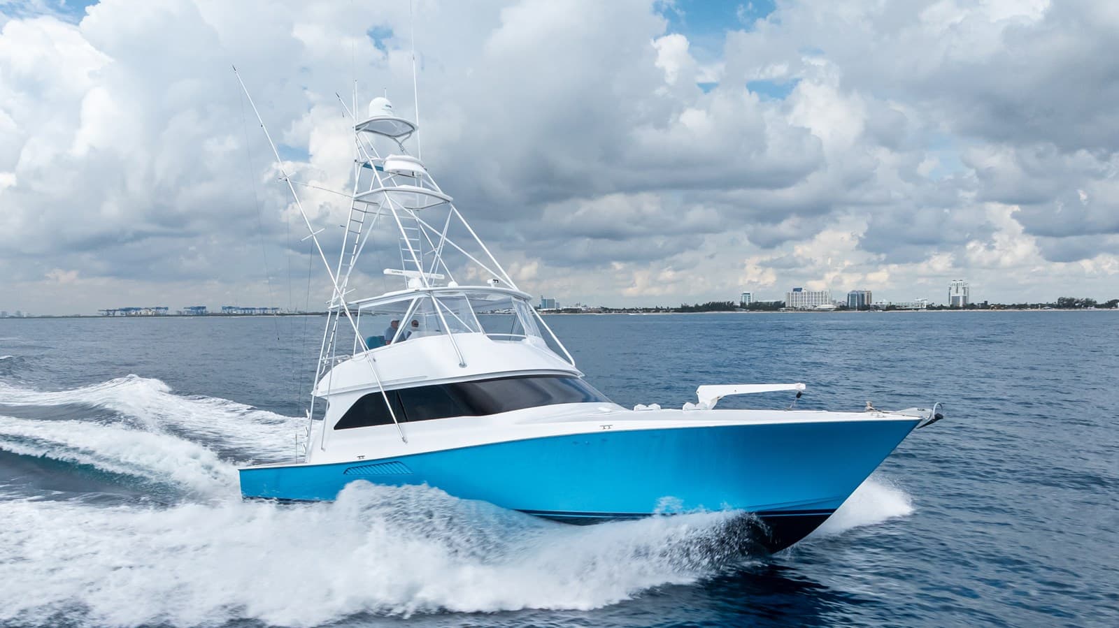 APRÈS — 2005 · 60.99' · 3 Cabins · Pre-Owned
