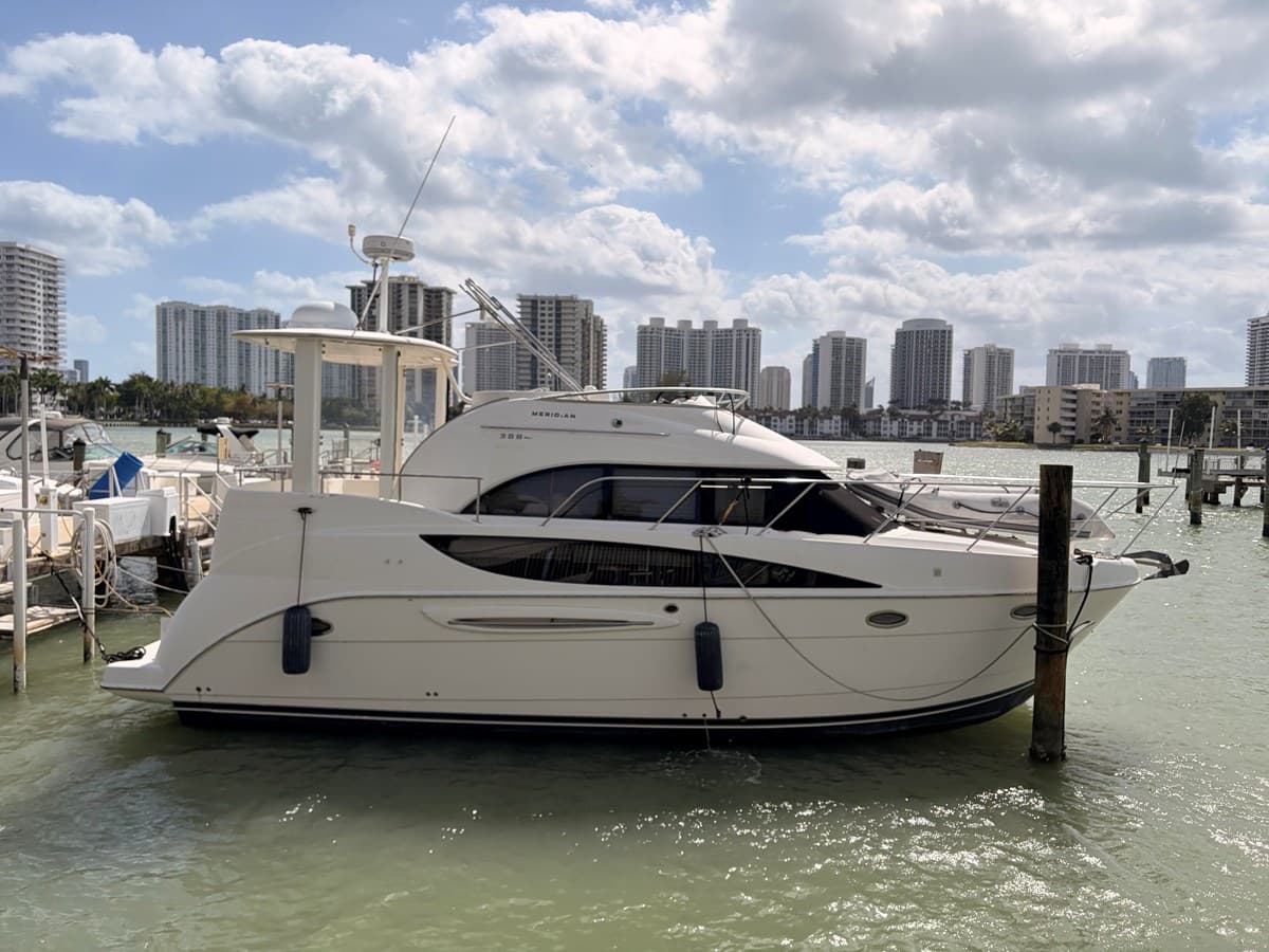 MERIDIAN — 2005 · 35.99' · 2 Cabins · Pre-Owned