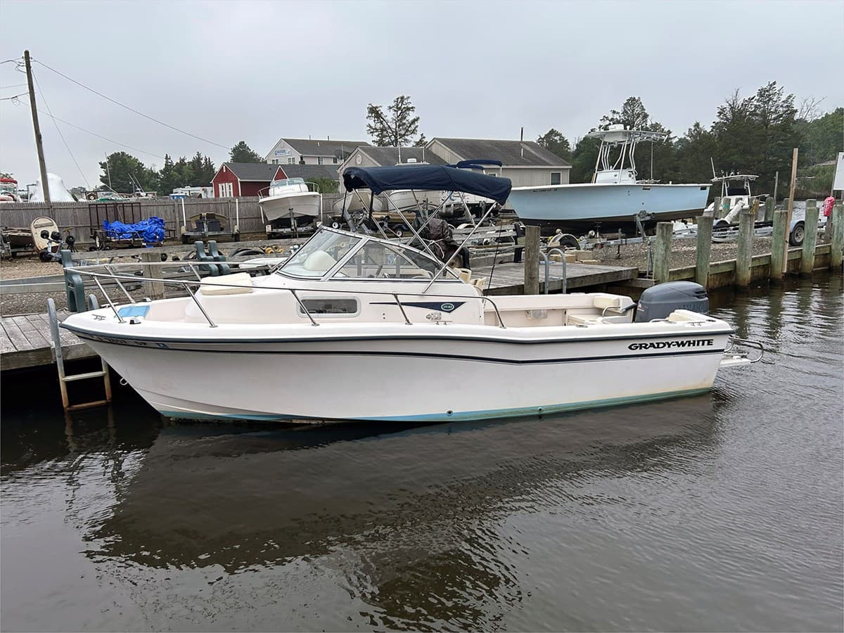 21' GRADY WHITE 2001 208 ADVENTURE — 2001 · 21.06' · 1 Cabin · Pre-Owned