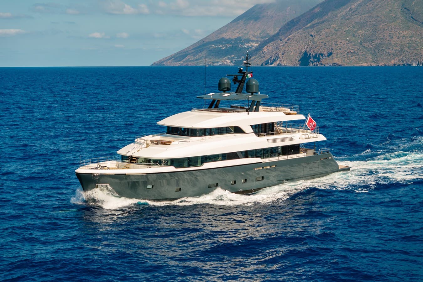 COCOON — 2023 · 124.02' · 5 Cabins · Pre-Owned