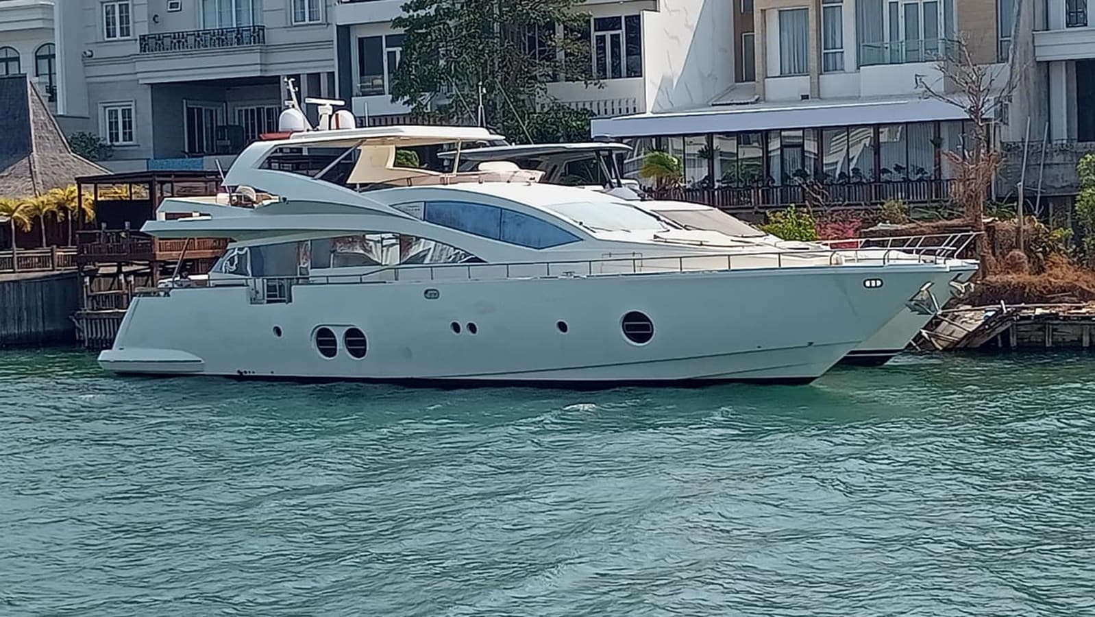GALLEN — 2010 · 86.91' · 5 Cabins · Pre-Owned