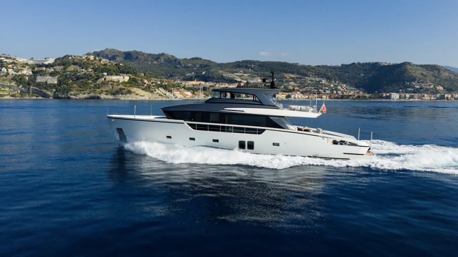 LA — 2022 · 87.6' · 4 Cabins · Pre-Owned