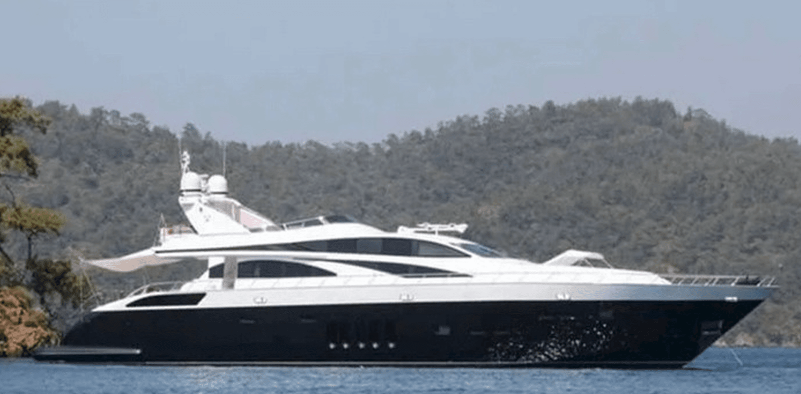 LEOPARD 105 FT — 2009 · 105.51' · 4 Cabins · Pre-Owned