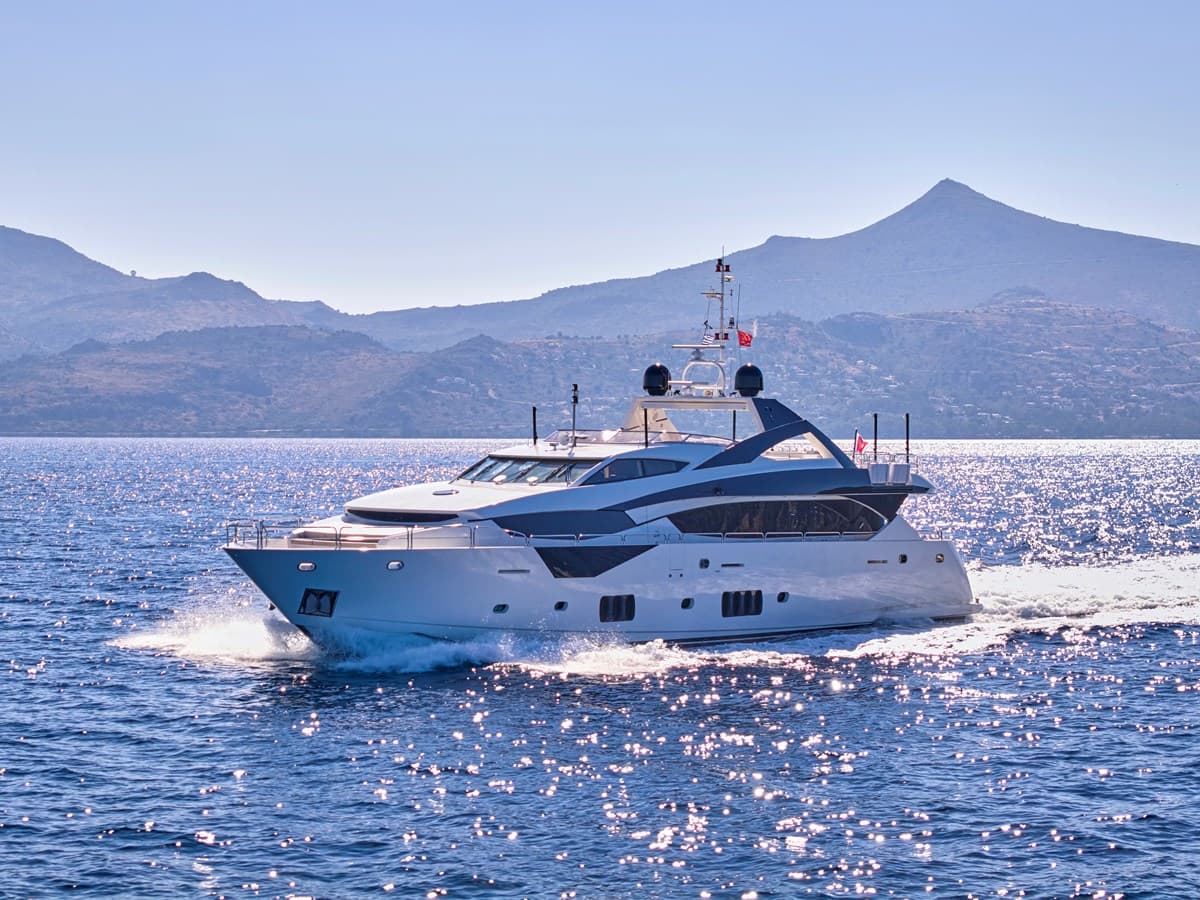 BLADE I — 2009 · 111.55' · 5 Cabins · Pre-Owned