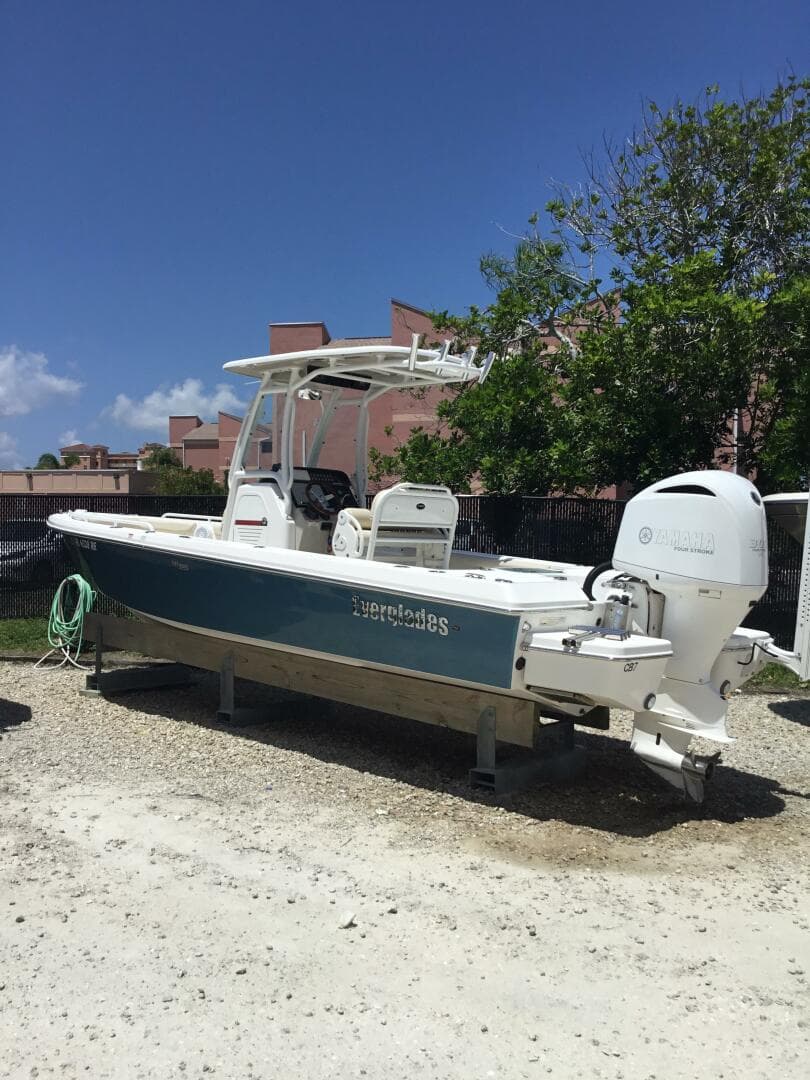 2016 Everglades 243CC — 2016 · 24' · Pre-Owned