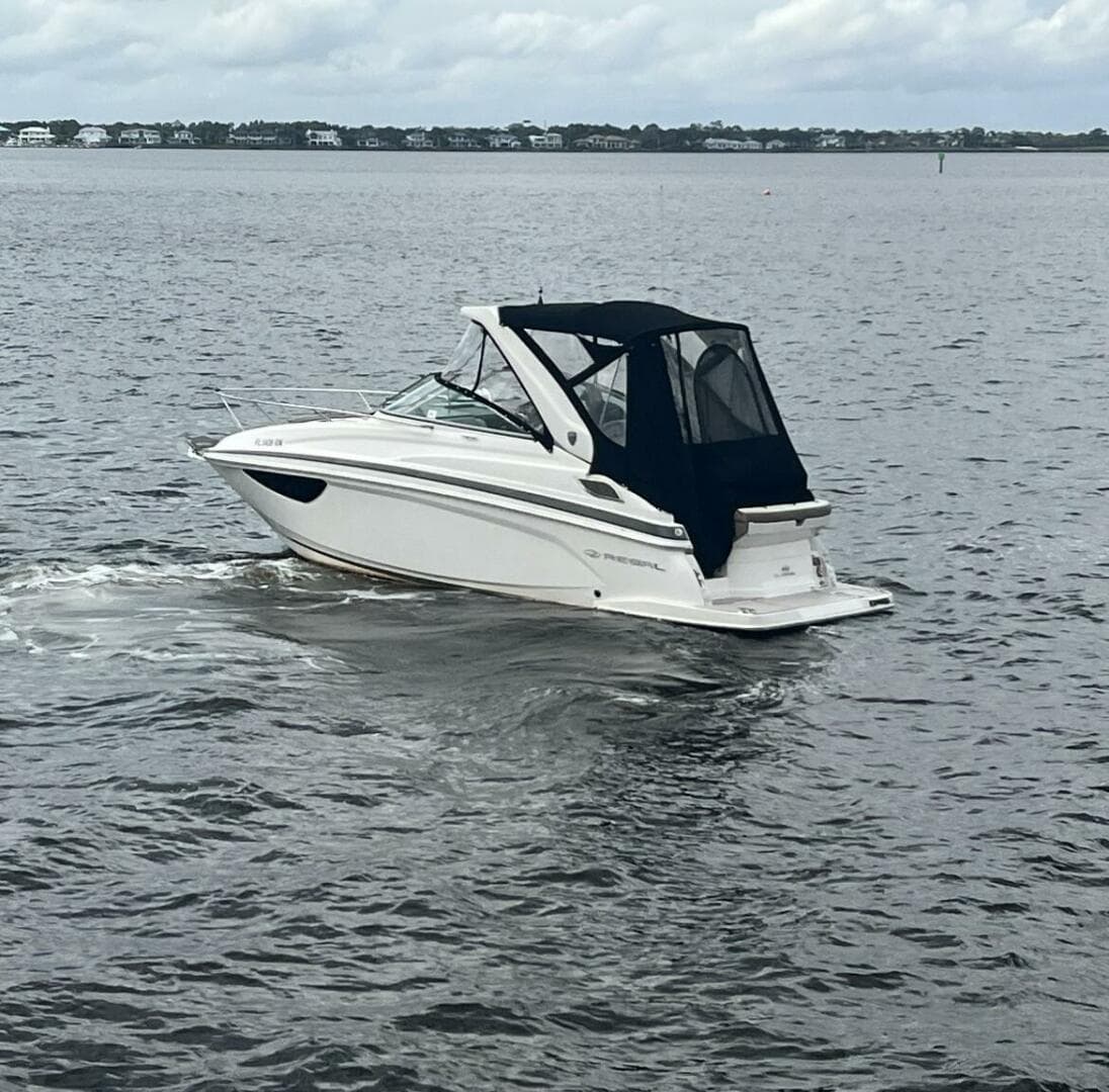 2018 Regal 28 Express — 2018 · 28' · 1 Cabin · Pre-Owned