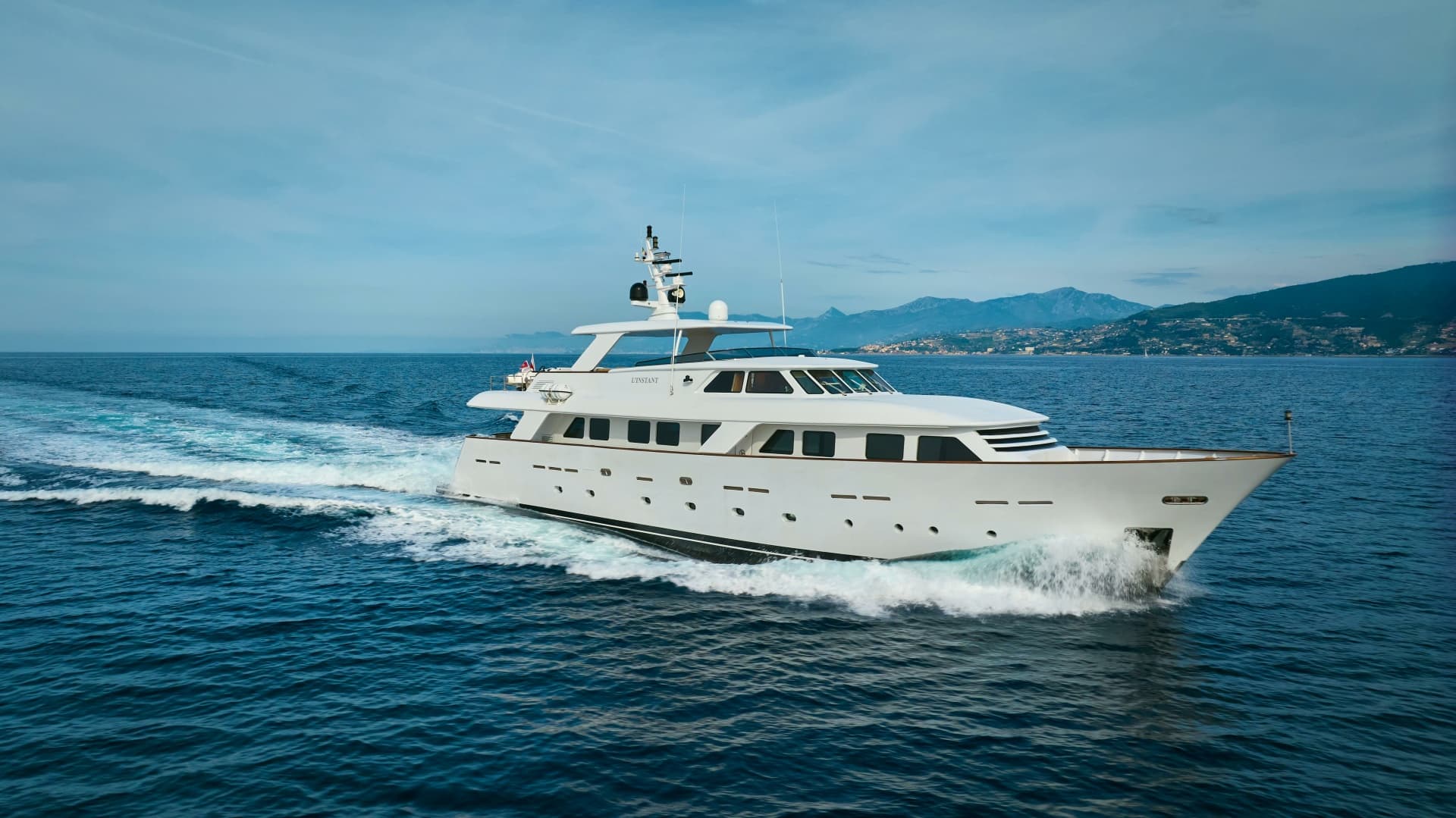 L'INSTANT IV — 2009 · 108' · 5 Cabins · Pre-Owned