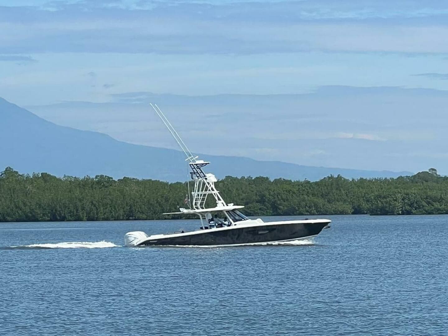 HAPPY HOUR — 2022 · 43' · 1 Cabin · Pre-Owned