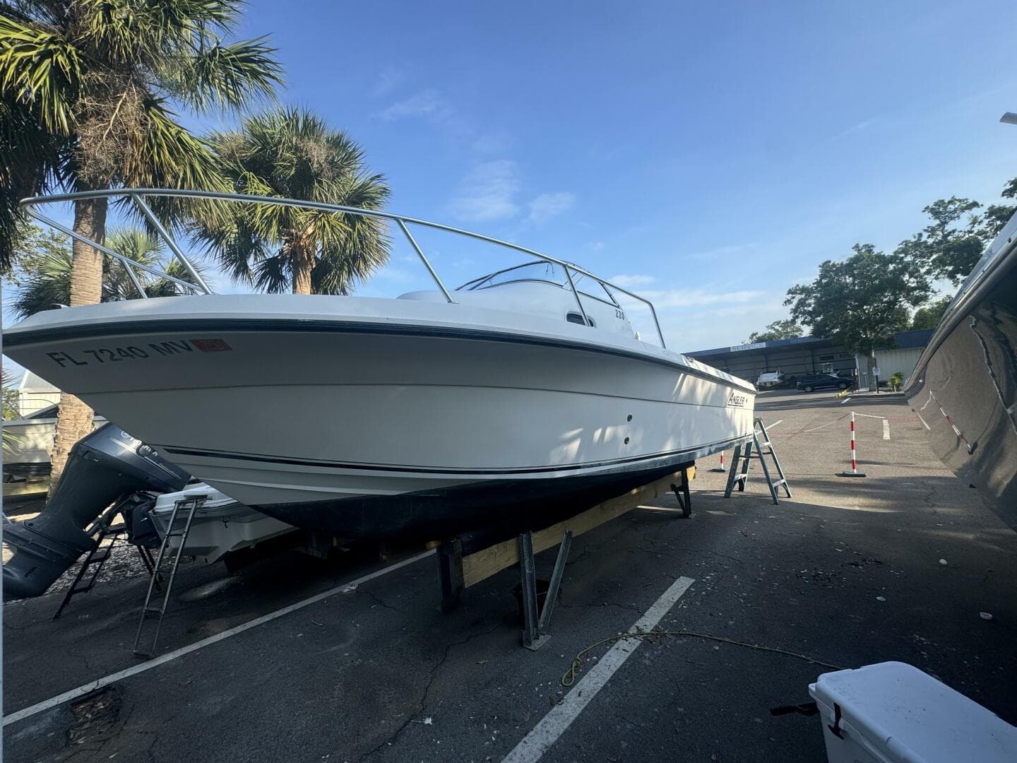 2004 Angler 220 Walkaround — 2004 · 22' · 1 Cabin · Pre-Owned