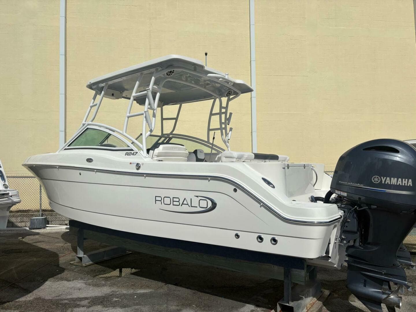 2021 Robalo R247 Dual Console — 2021 · 24' · Pre-Owned