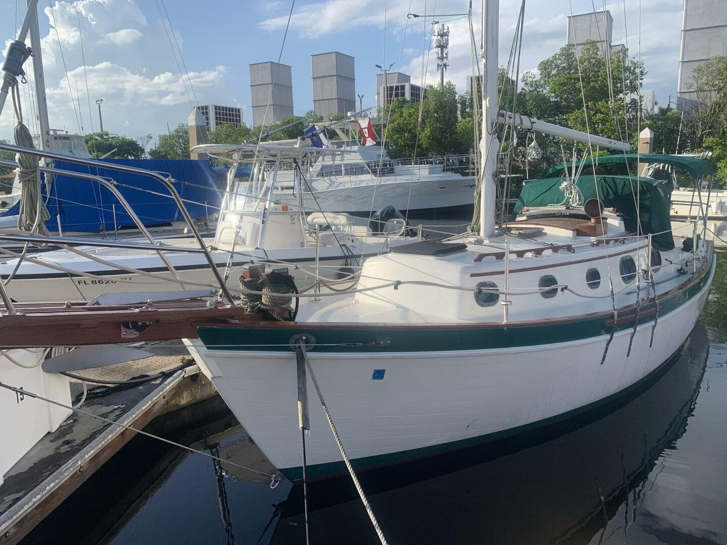Amelie — 1984 · 30' · 1 Cabin · Pre-Owned