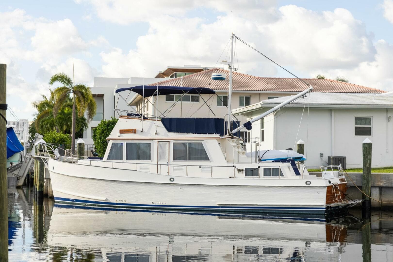 Moonshadow — 1985 · 42' · 2 Cabins · Pre-Owned