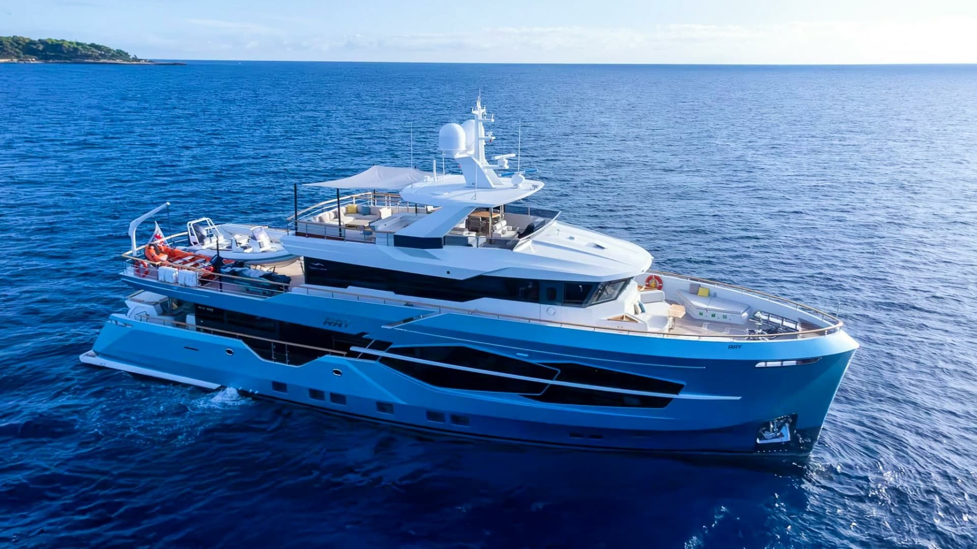 RAY — 2025 · 107' · 5 Cabins · Pre-Owned