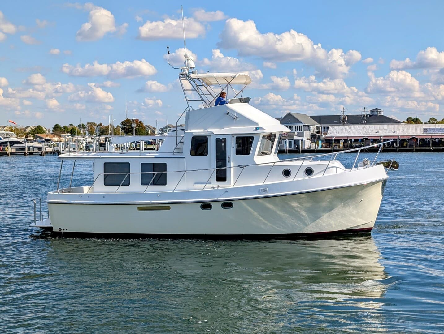 Firefly — 2015 · 43' · 2 Cabins · Pre-Owned