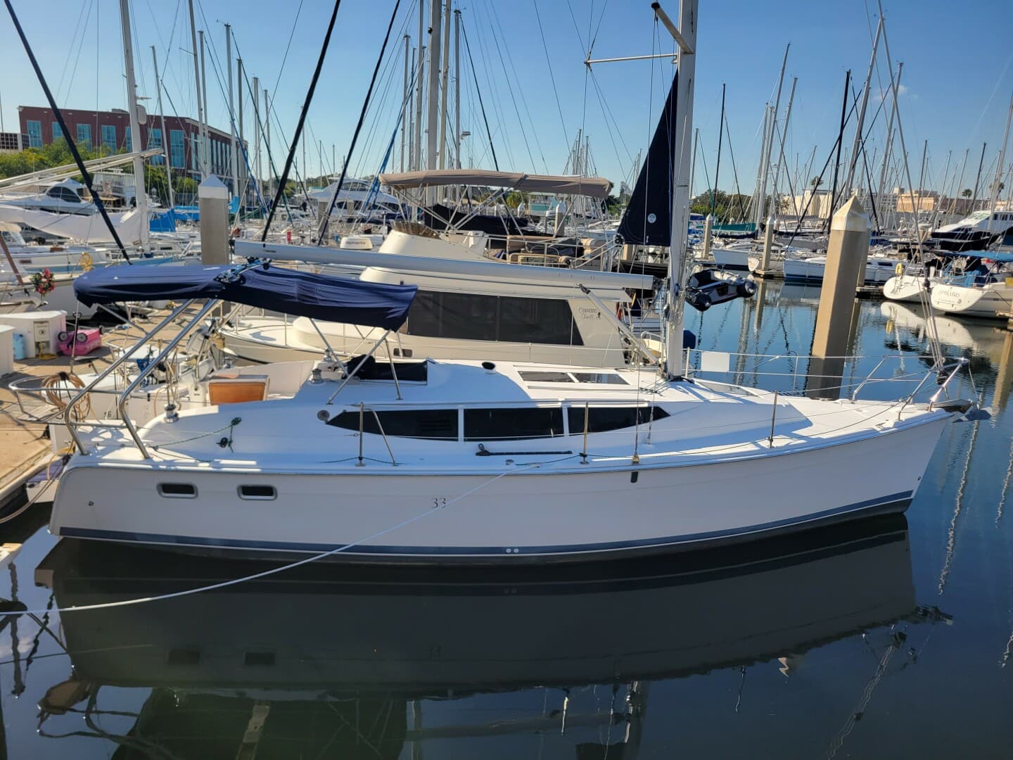 2013 Hunter 33 — 2013 · 33' · 2 Cabins · Pre-Owned