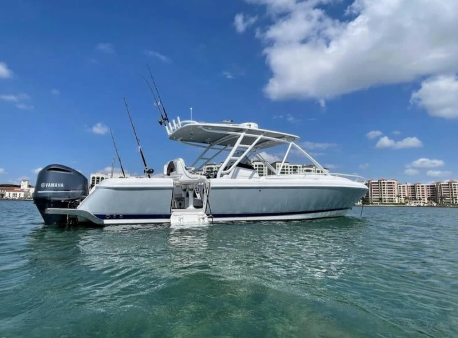 2014 Intrepid 3270 CC — 2014 · 32' · Pre-Owned