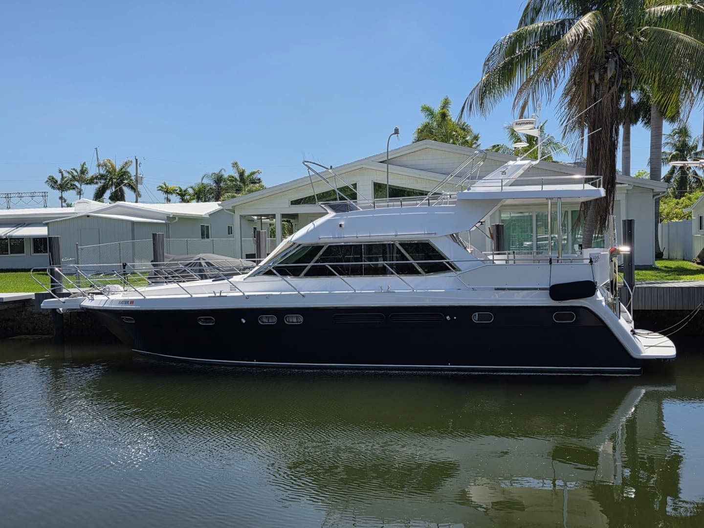 2001 Horizon Sundeck — 2001 · 48' · 3 Cabins · Pre-Owned
