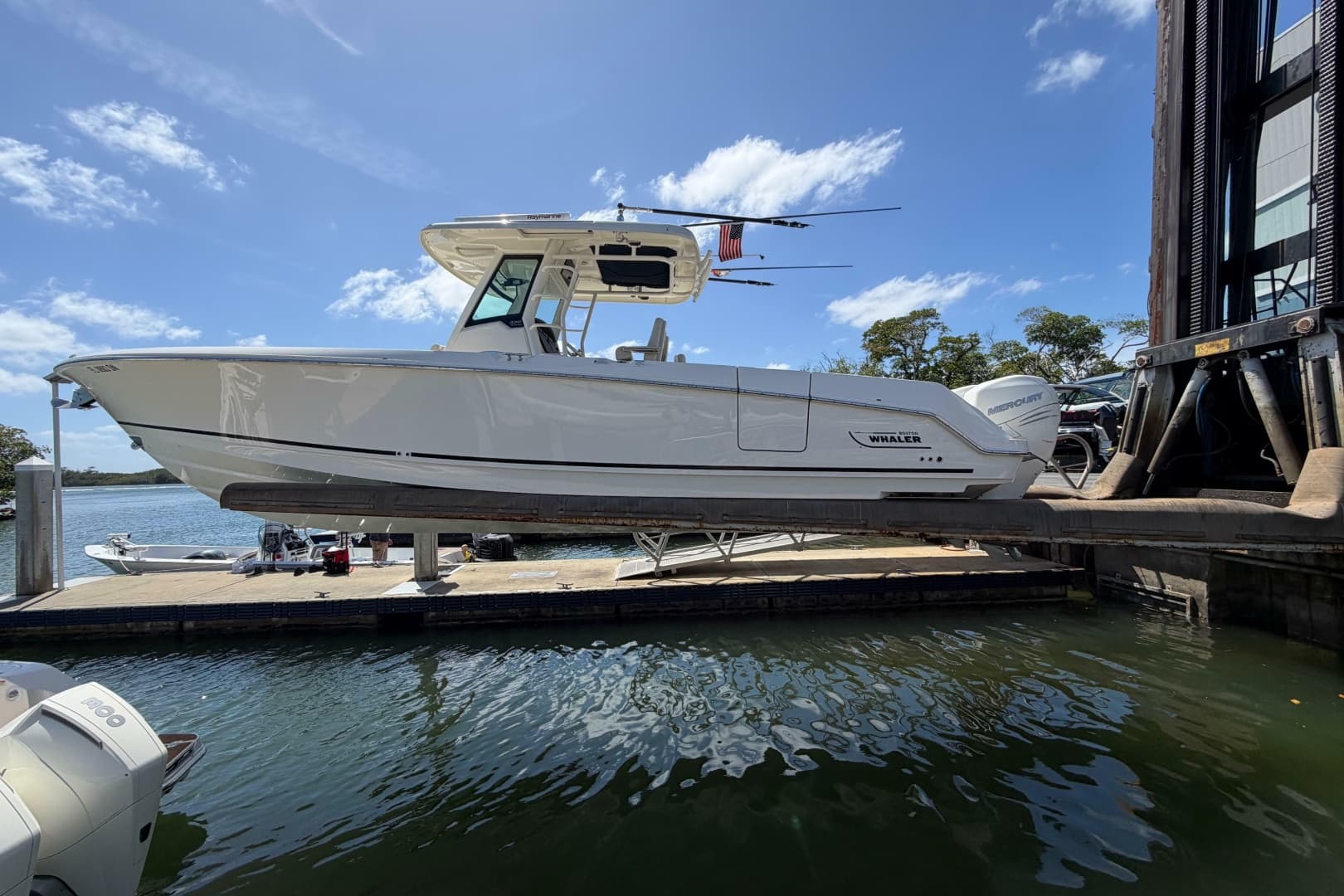 200 Hours — 2019 · 33' · Pre-Owned