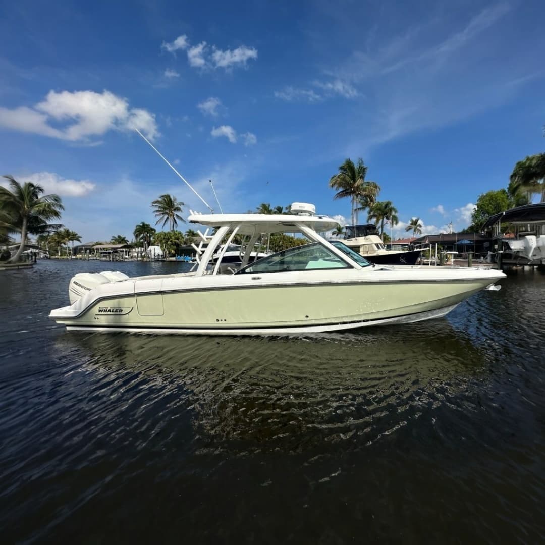 2018 Boston Whaler 320 Vantage — 2018 · 32' · Pre-Owned
