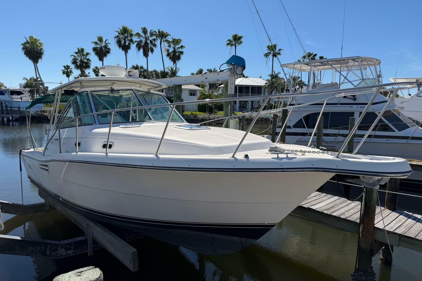 2001 Pursuit 3000 Express — 2001 · 30' · Pre-Owned