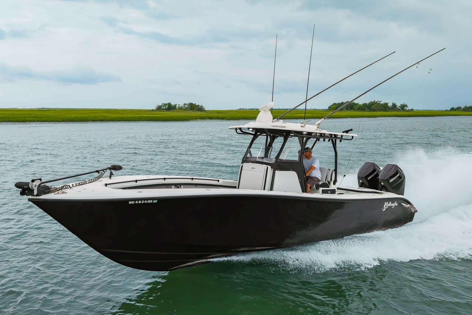 2025 Yellowfin 32 — 2025 · 32' · Pre-Owned