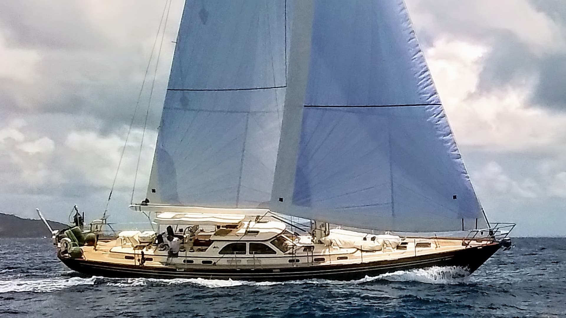 MYSTERY — 2001 · 63' · 3 Cabins · Pre-Owned