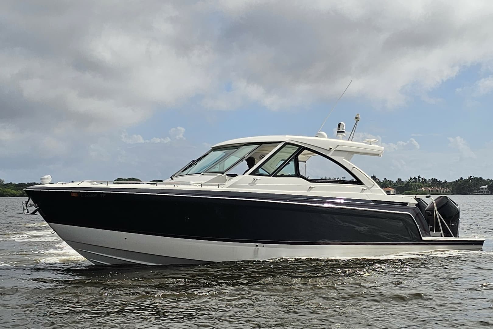 HALEYCHYRSTAL — 2022 · 38' · 1 Cabin · Pre-Owned