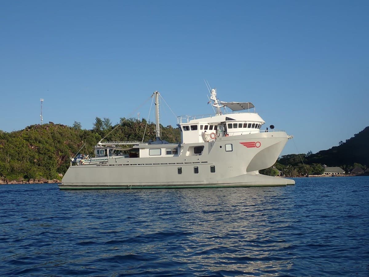 BASILISK — 2004 · 89.99' · 3 Cabins · Pre-Owned