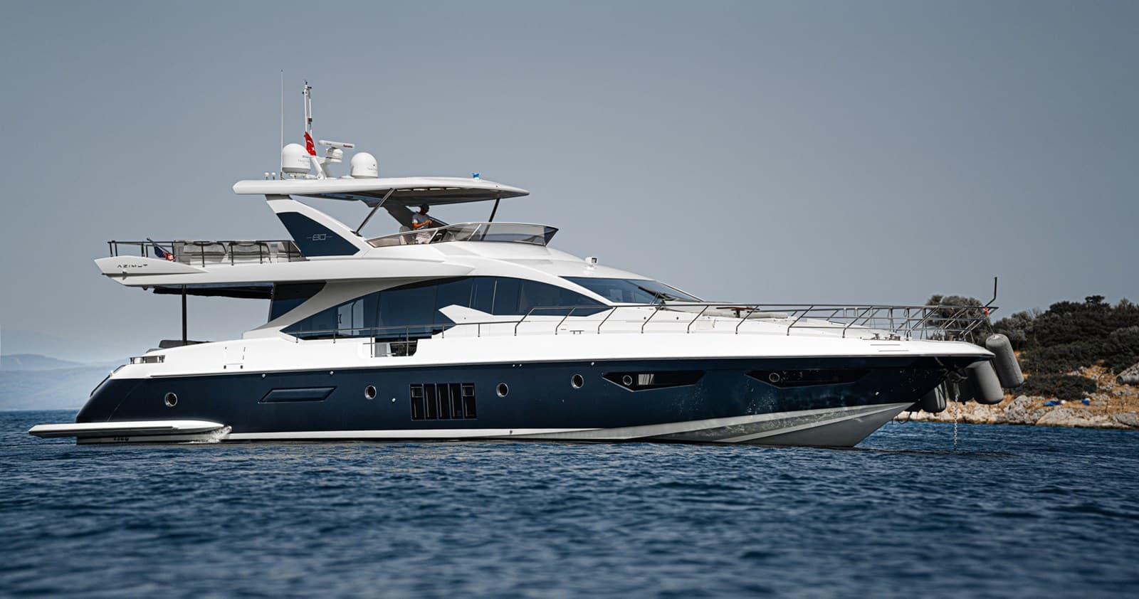 AZIMUT 80 — 2014 · 83.66' · 4 Cabins · Pre-Owned