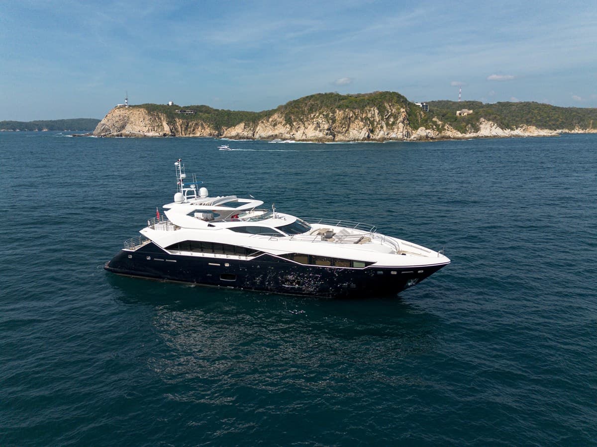M5 — 2013 · 113.29' · 5 Cabins · Pre-Owned