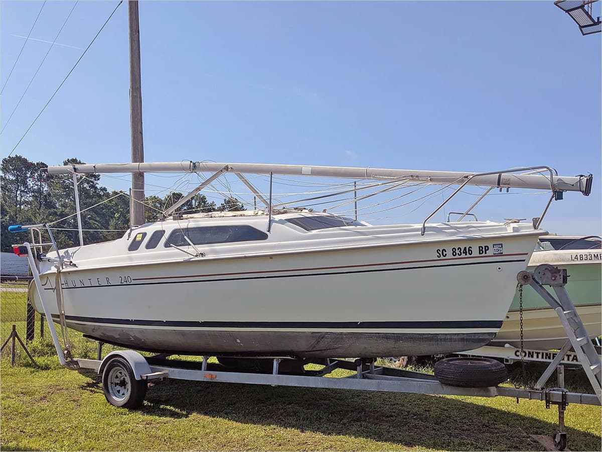 24' HUNTER 1998 240 — 1998 · 24.08' · 1 Cabin · Pre-Owned