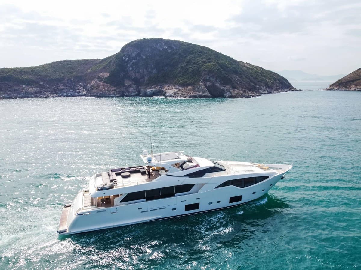 CUSTOM LINE 108 — 2015 · 107.91' · 5 Cabins · Pre-Owned