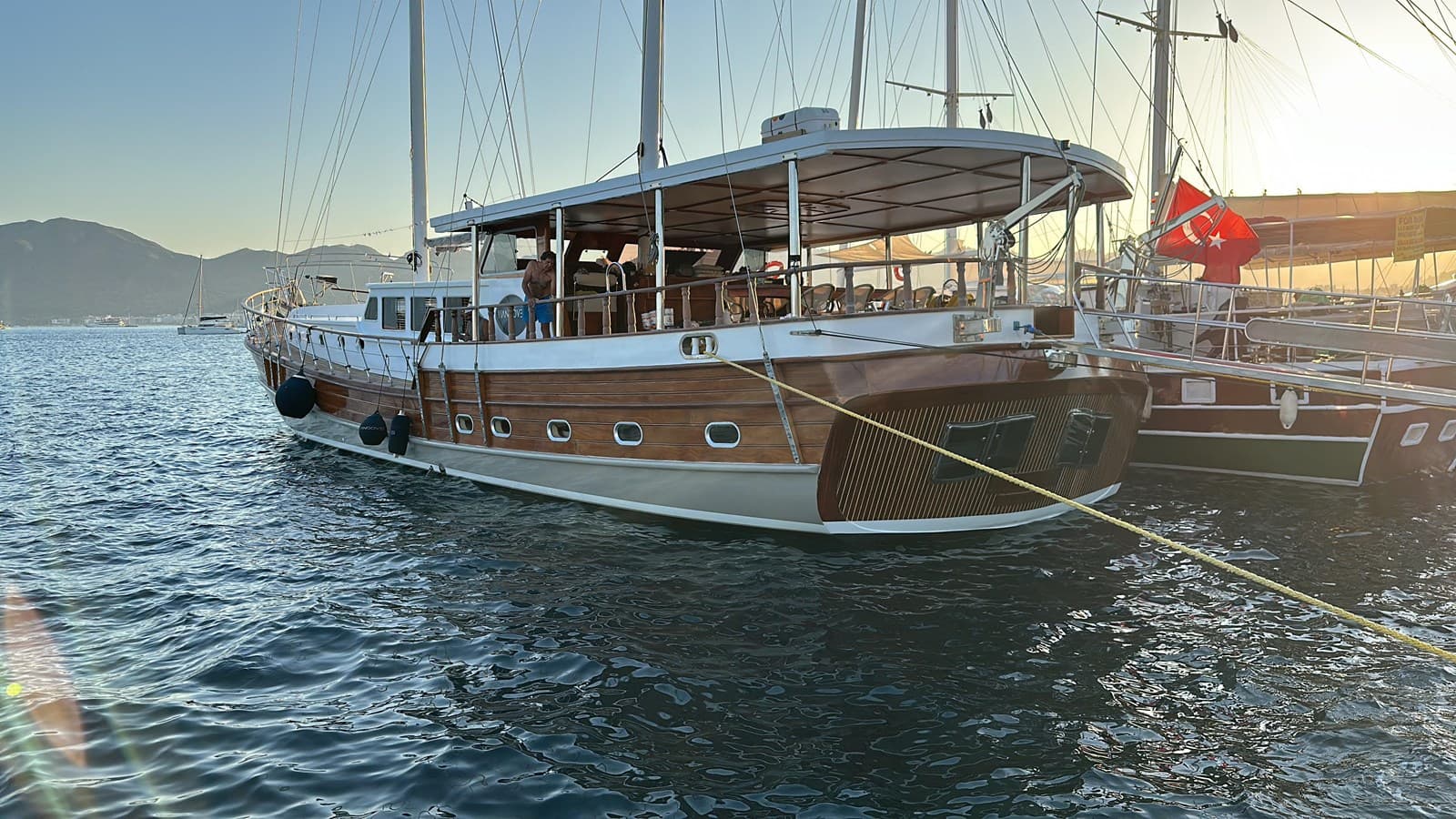HANGOVER — 2002 · 84.51' · 6 Cabins · Pre-Owned