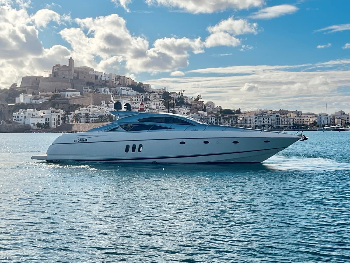 SUNSEEKER PREDATOR 72 — 2006 · 72.18' · 3 Cabins · Pre-Owned