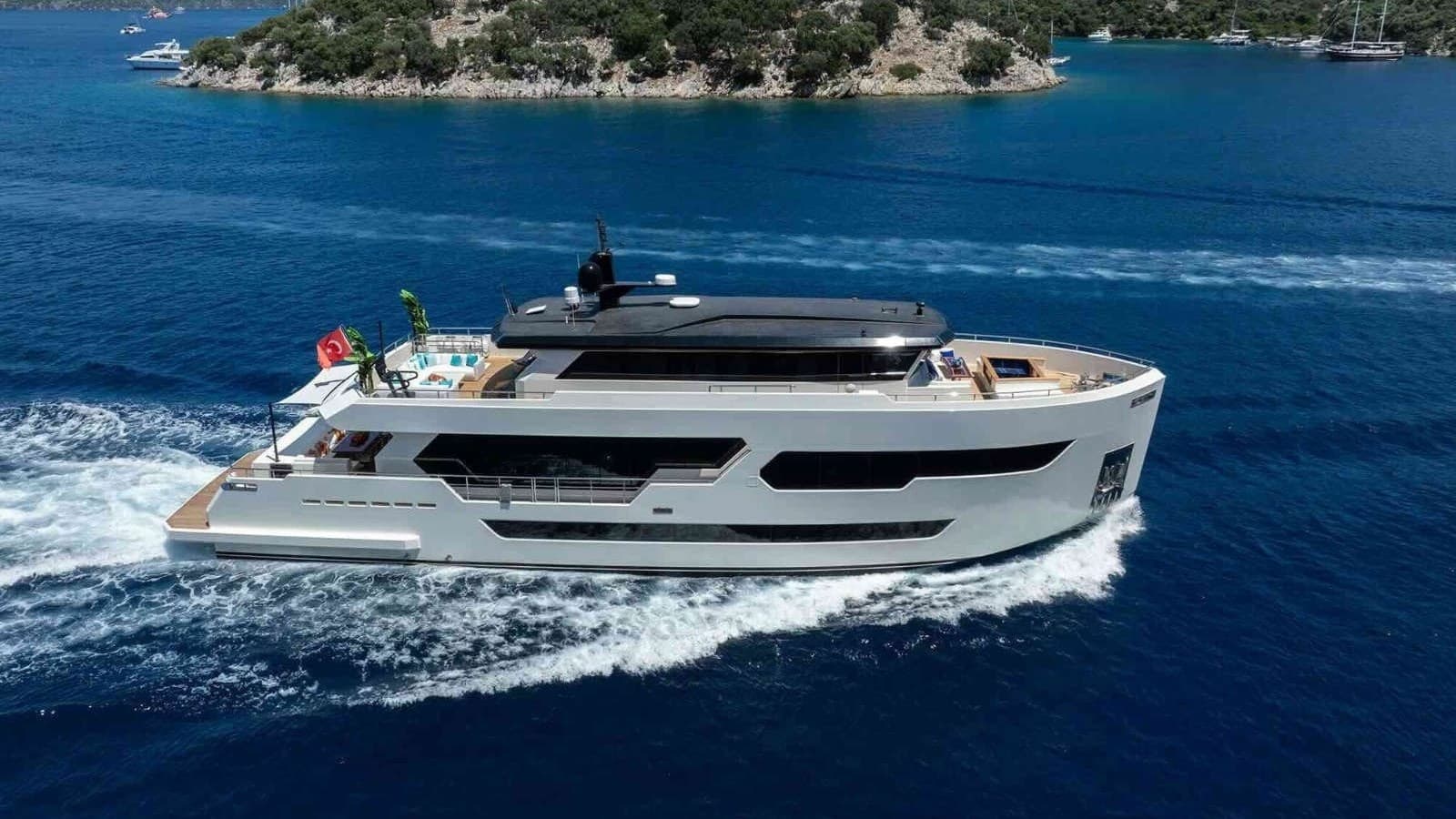 LADY LUNA — 2025 · 105.31' · 5 Cabins · Pre-Owned