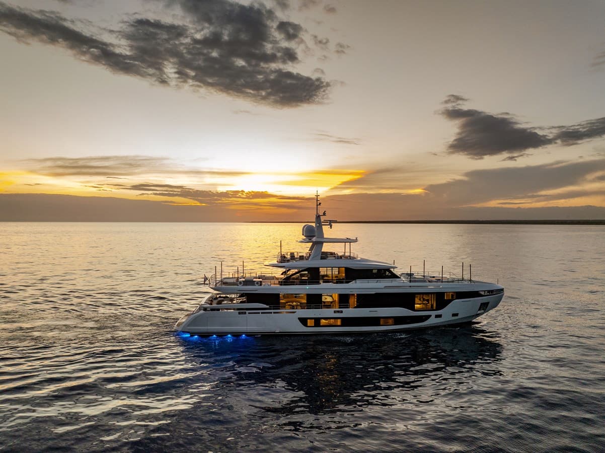 LUZ DE MAR — 2024 · 115.55' · 5 Cabins · Pre-Owned