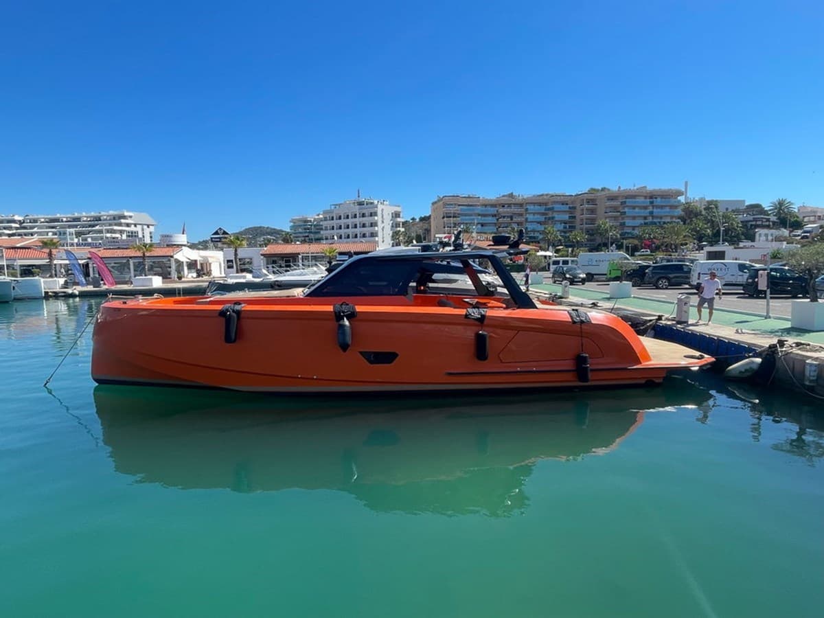 COCO LOCO — 2022 · 53.31' · 2 Cabins · Pre-Owned