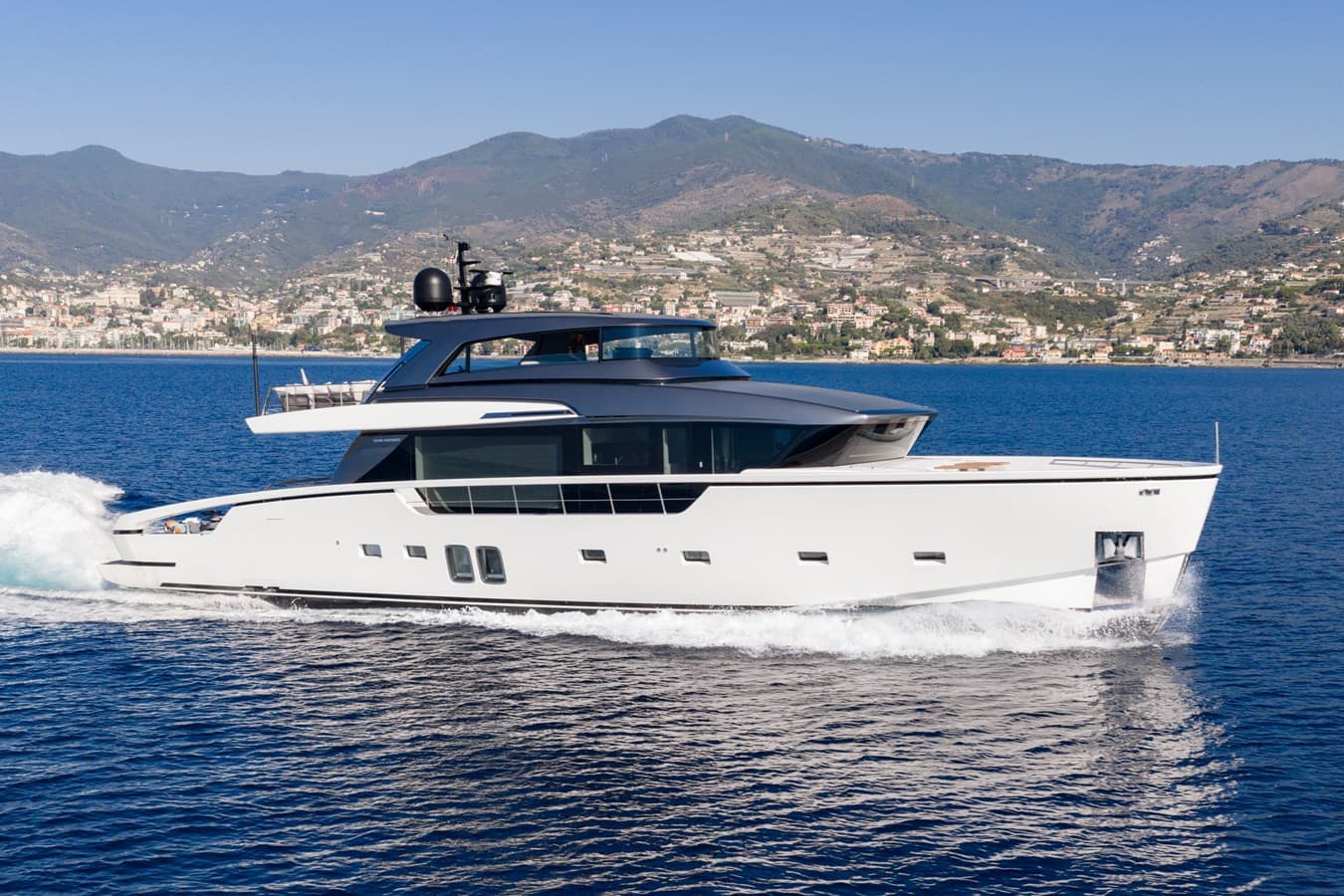 JUNIOR — 2025 · 87.99' · 4 Cabins · Pre-Owned